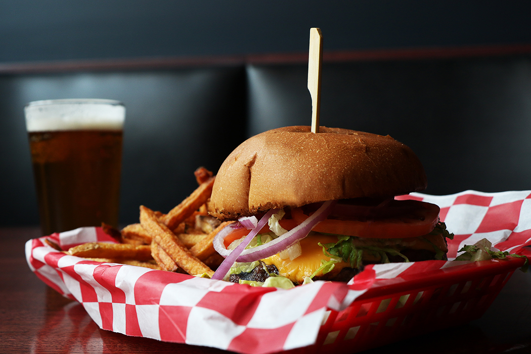 Bottom Lounge | Burger